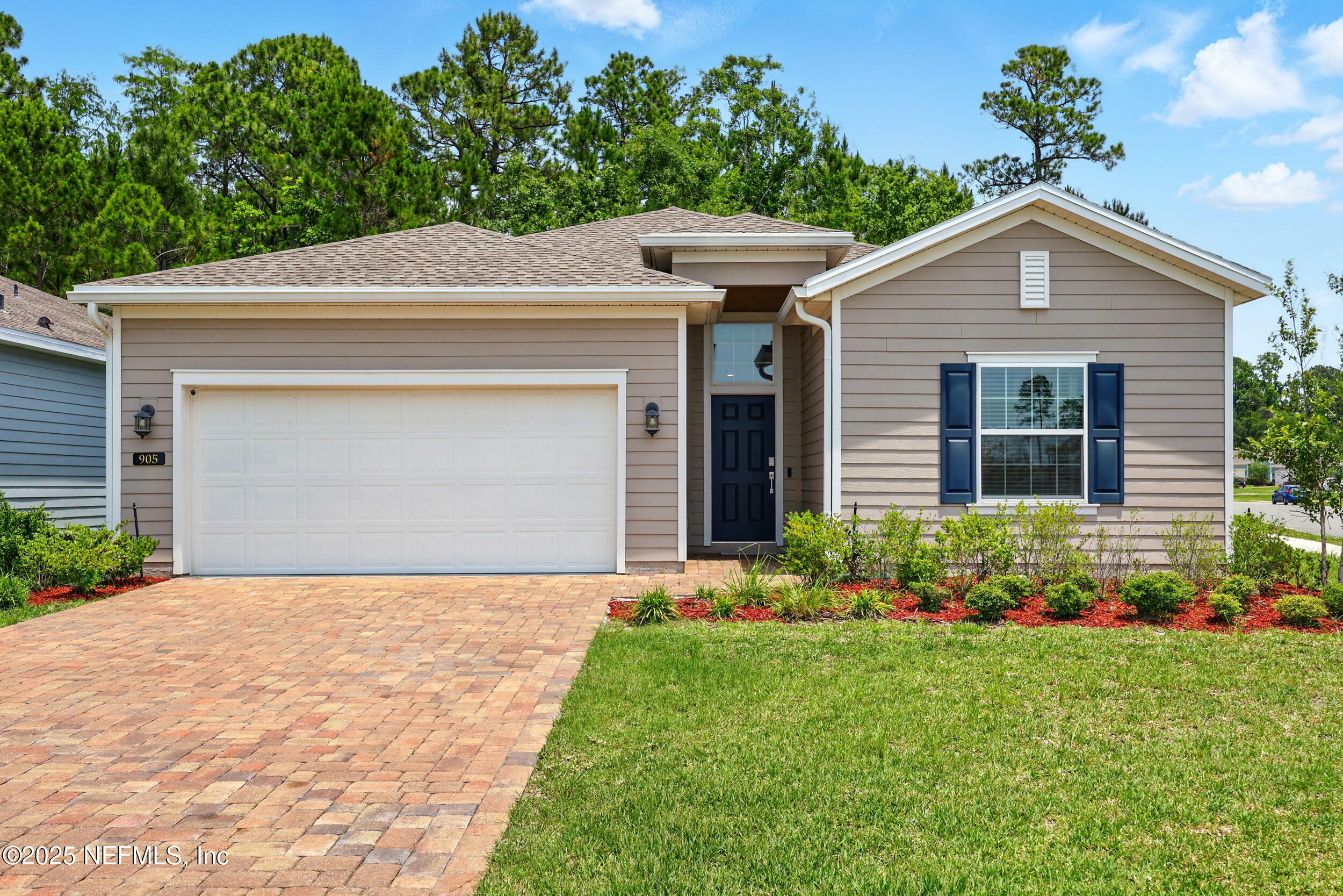 Property Photo: 905 Colon Lane FL 32218