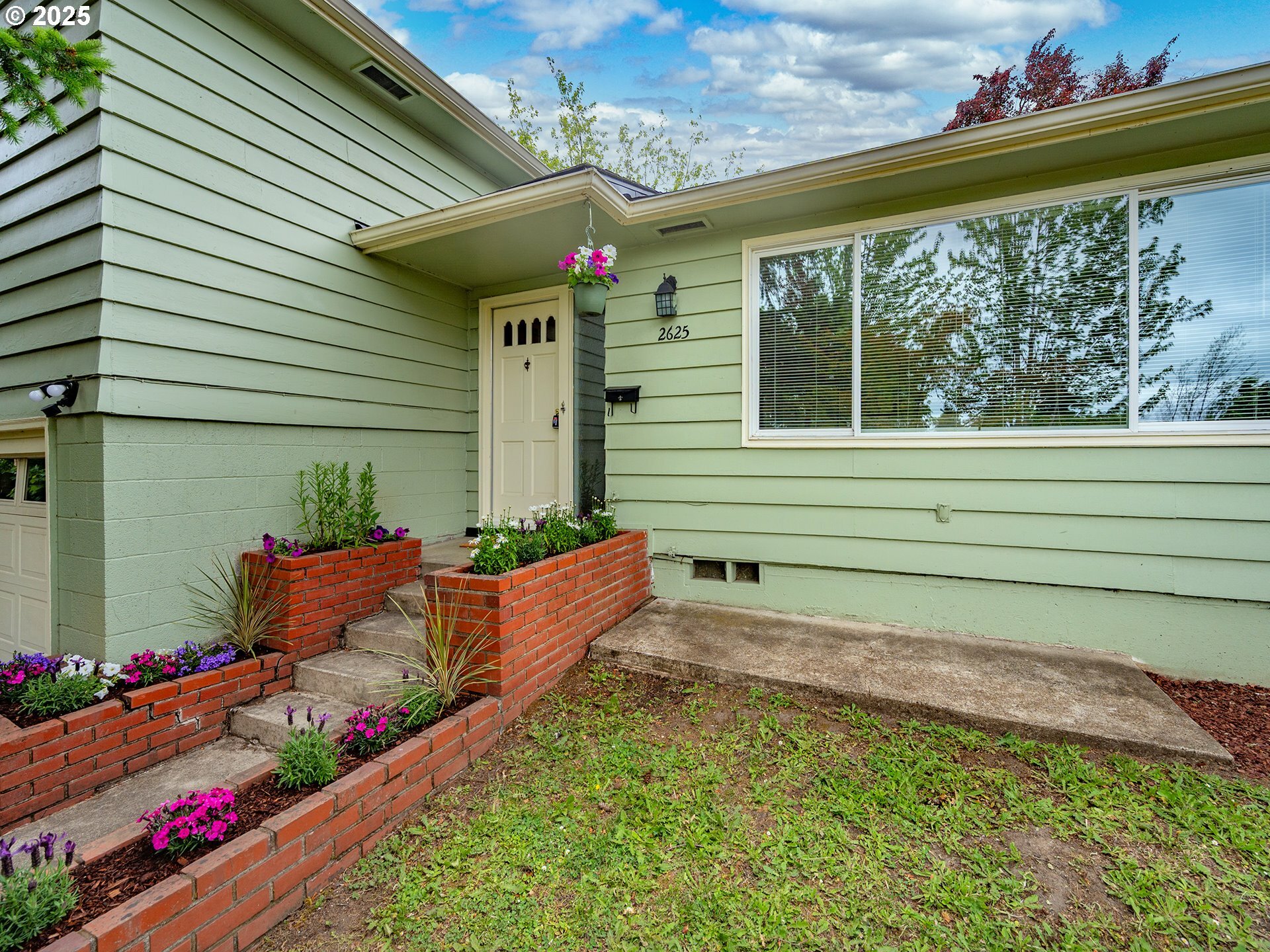 Property Photo: 2625 Potter St OR 97405