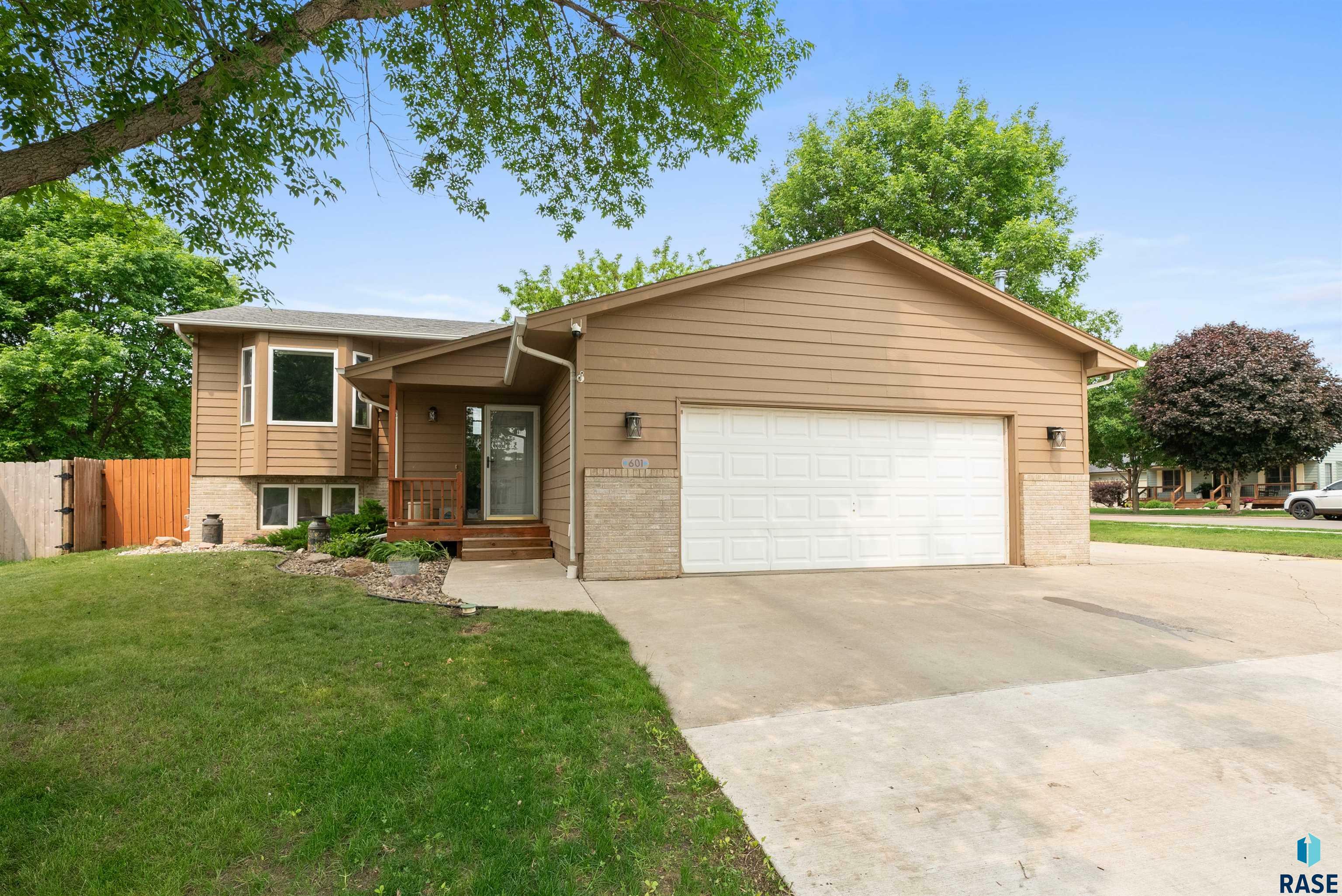 Property Photo:  601 Perry Ln  SD 57032 