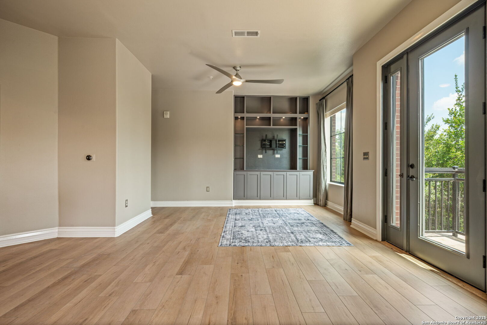 Property Photo:  215 Center Apt 310  TX 78202 