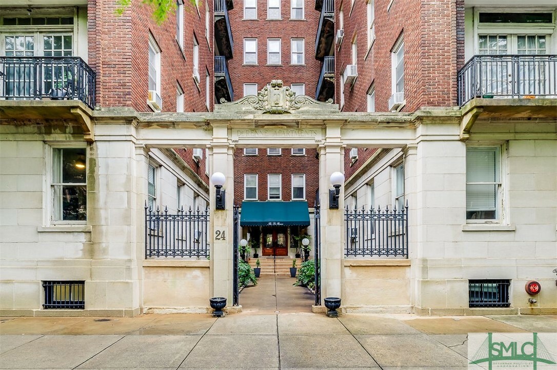 Property Photo: 24 E Liberty Street 83 &Amp 73 GA 31401
