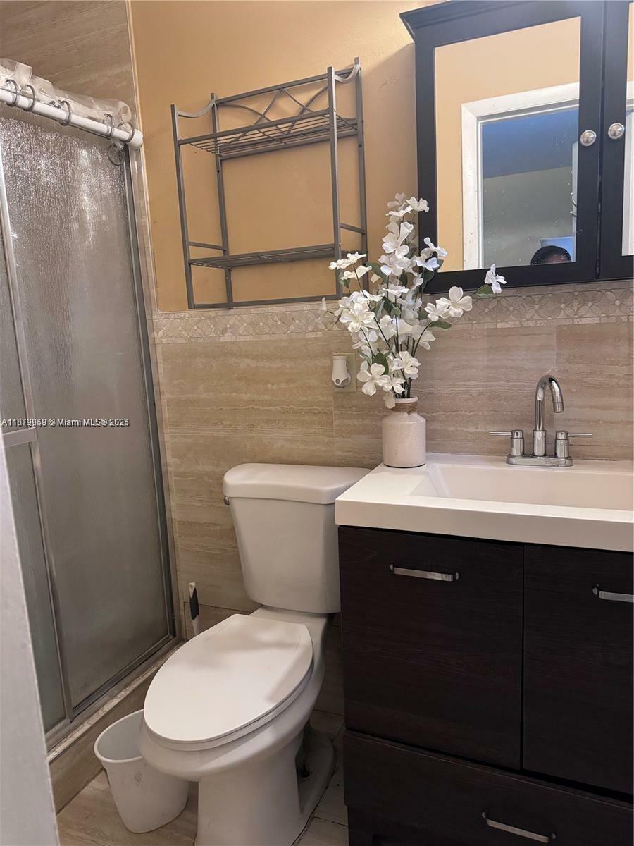 Property Photo: 710 N 66th Ter FL 33024