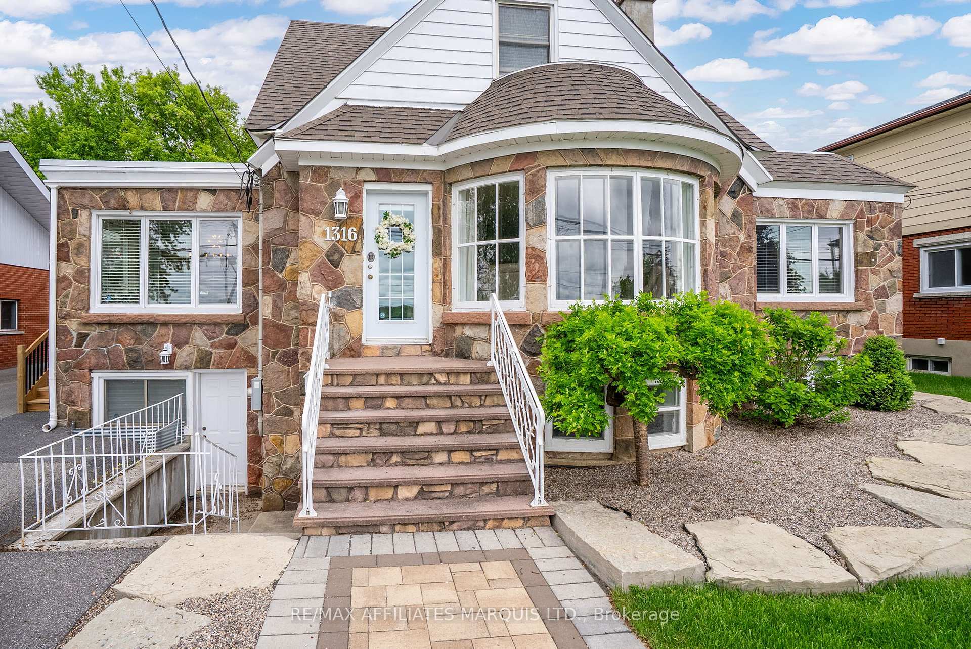 Property Photo: 1316 Montreal Road ON K6H 1E6