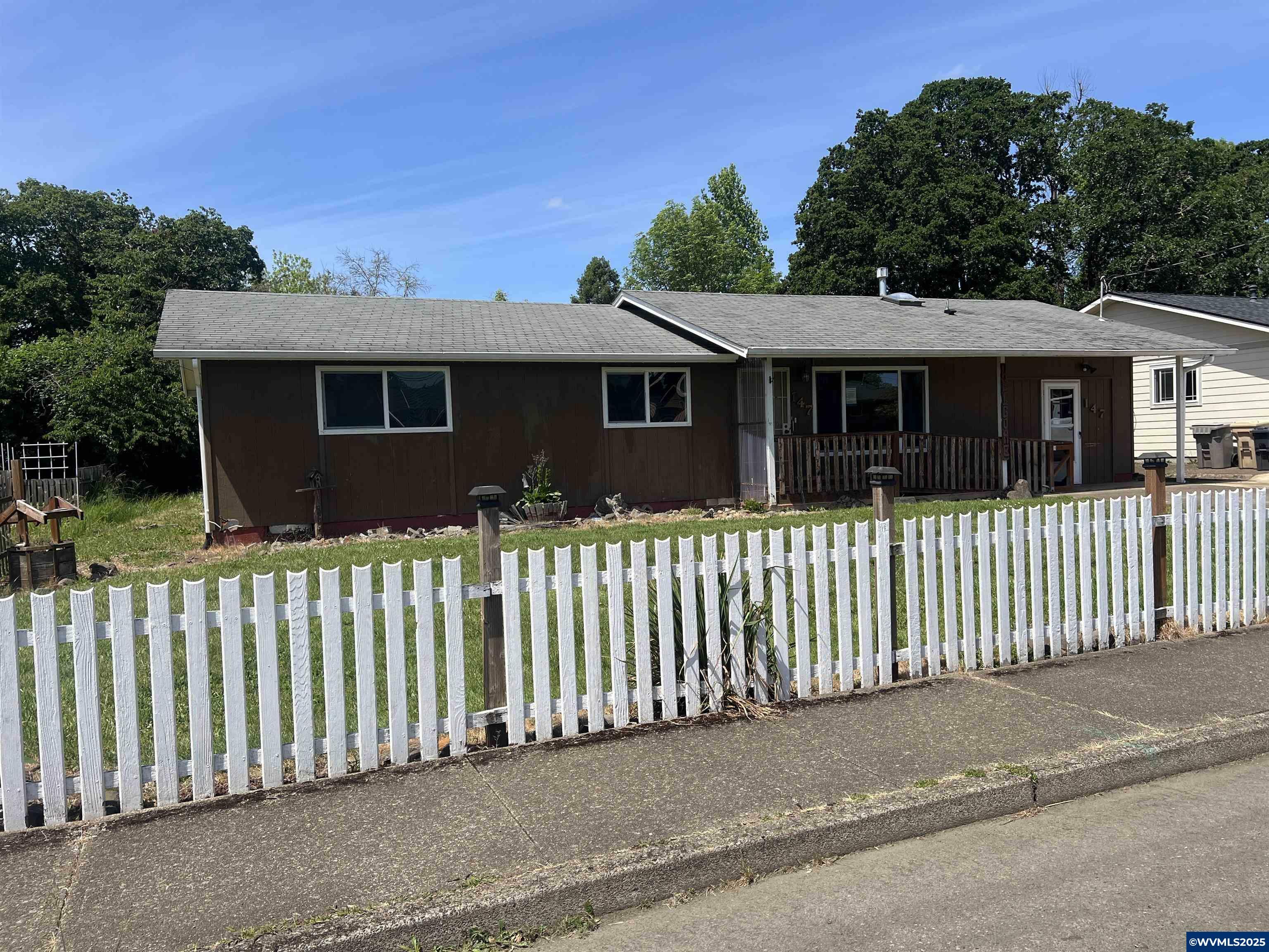 Property Photo:  147 NW Douglas St  OR 97338 