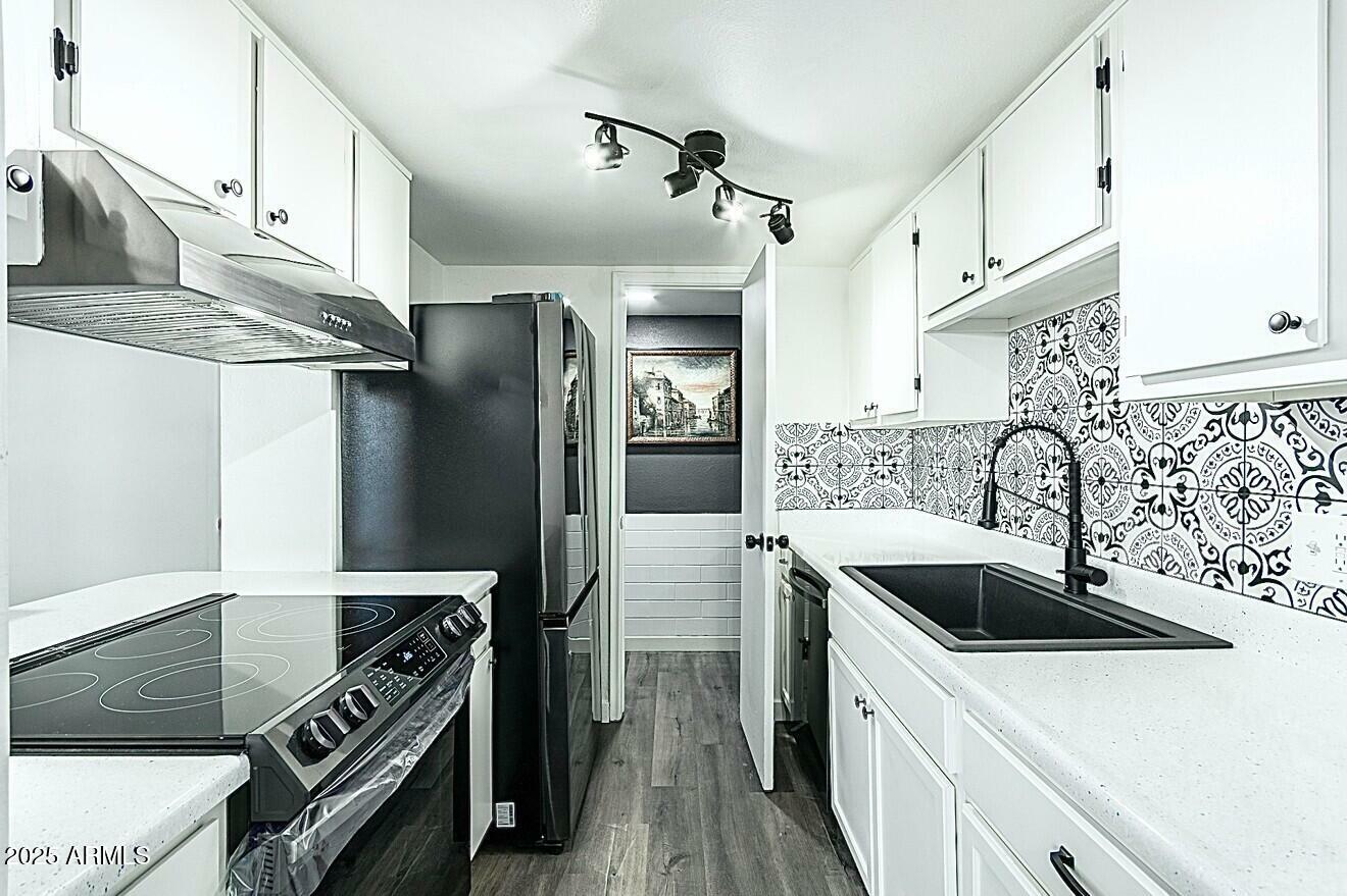 Property Photo: 1231 E Lawrence Lane AZ 85020