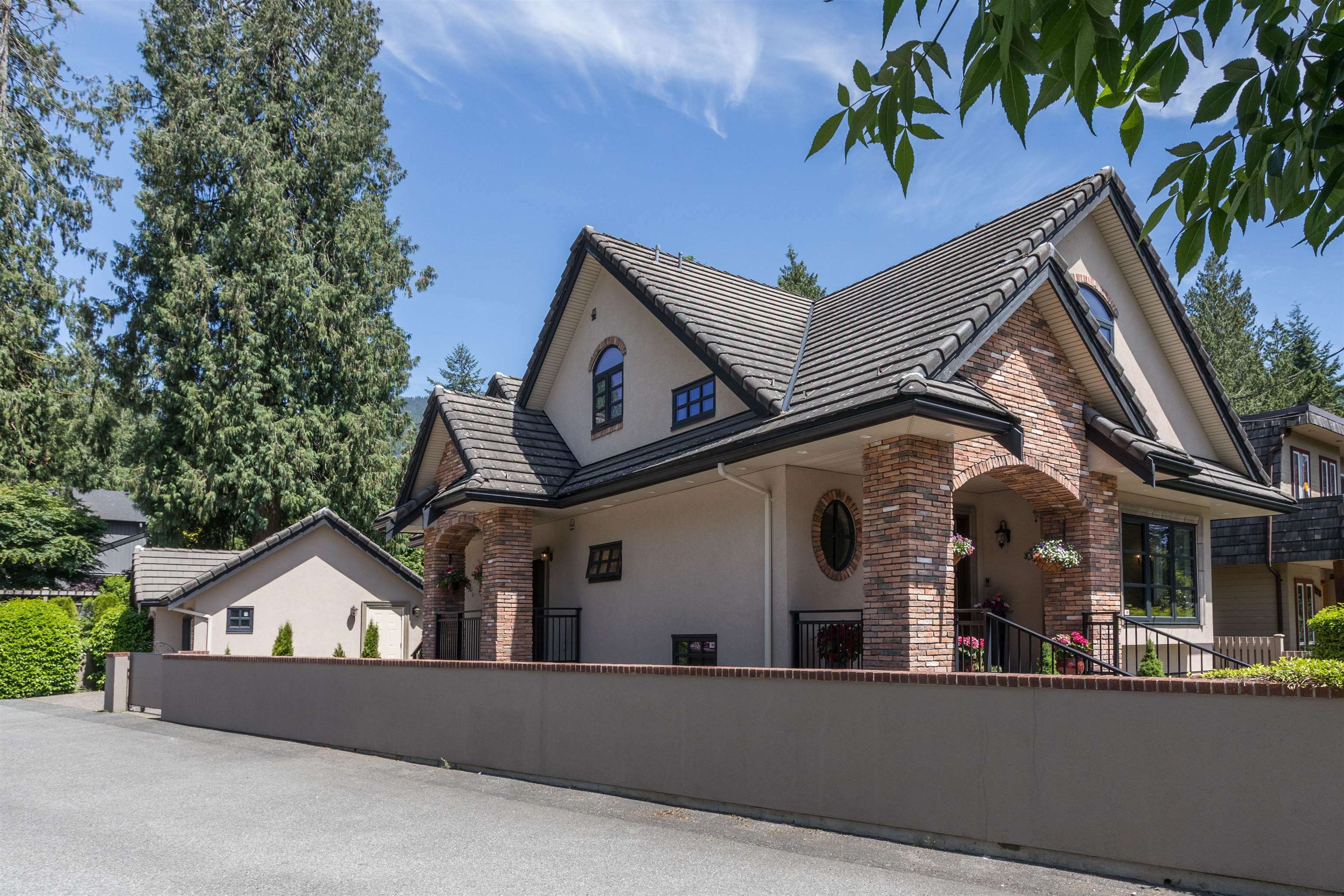 Photo de la propriété: 1134 Montroyal Boulevard BC V7R 2H7