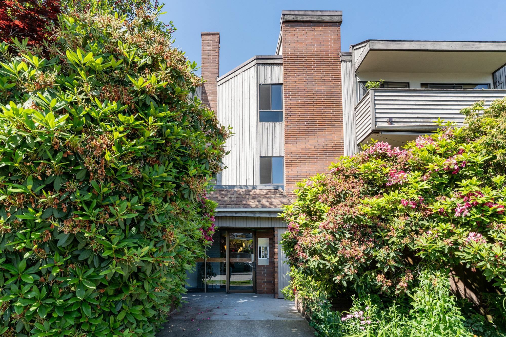 Property Photo: 206 E 15th Street 107 BC V7L 2R3
