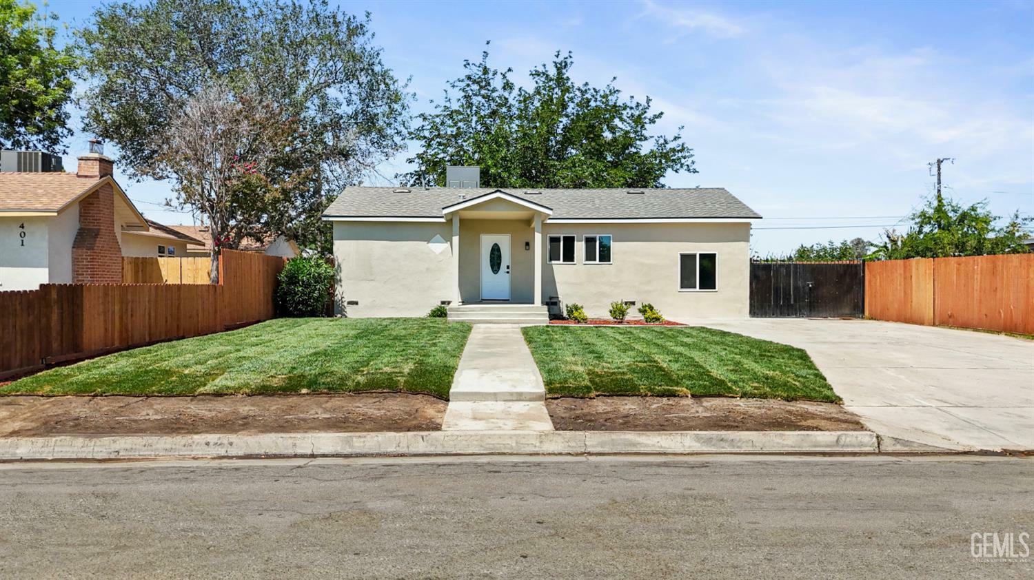 Property Photo: 405 Cypress Street CA 93304