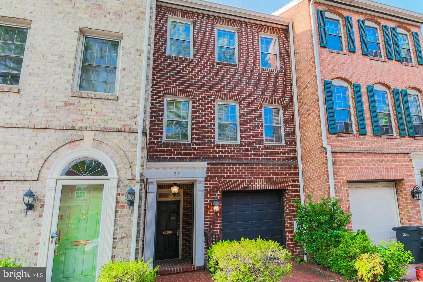 Property Photo: 219 Princess Street VA 22314