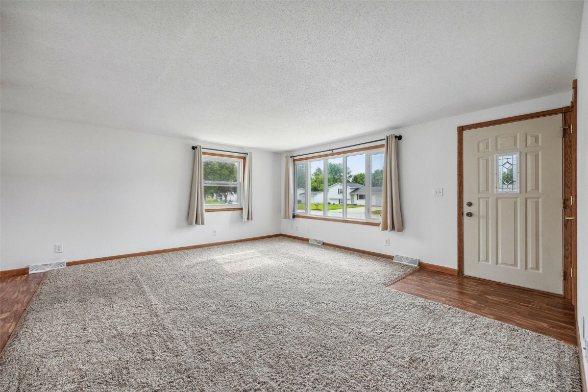 Property Photo: 113 Walker Dr IA 52057