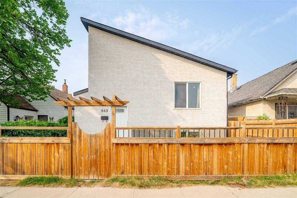 669 Burrows Avenue  Winnipeg MB R2W 2A8 photo