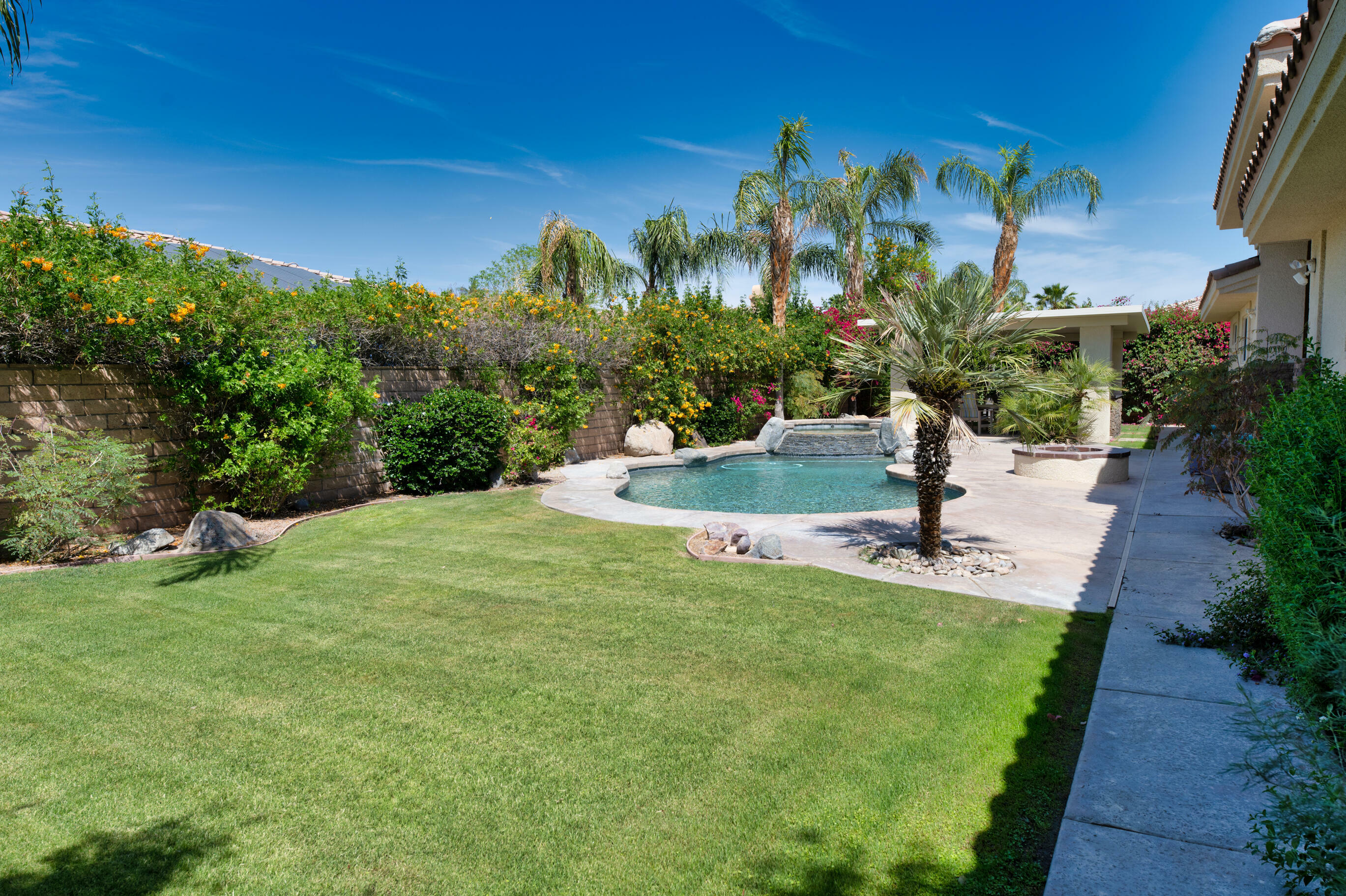 Property Photo: 12 Varsity Circle CA 92270