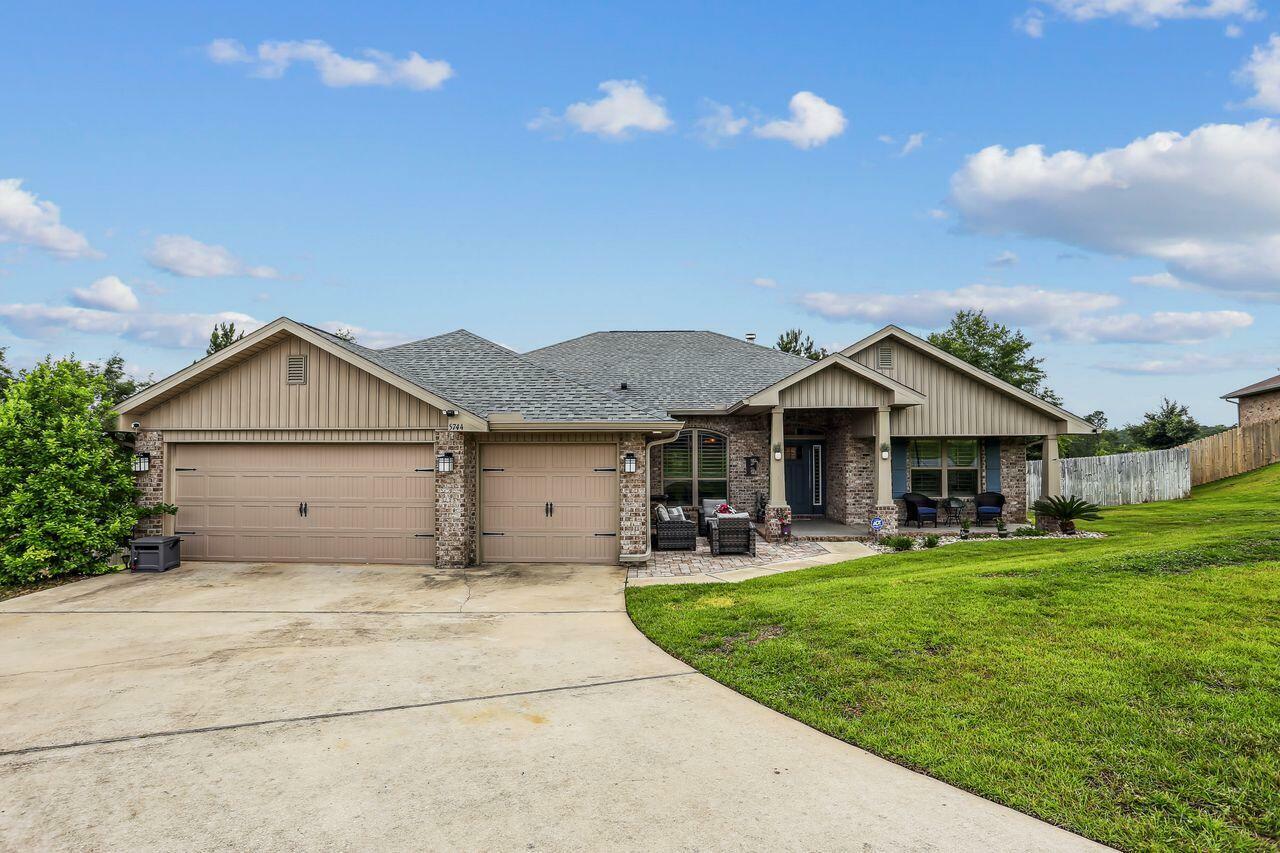 Property Photo: 5744 Periwinkle Lane FL 32539
