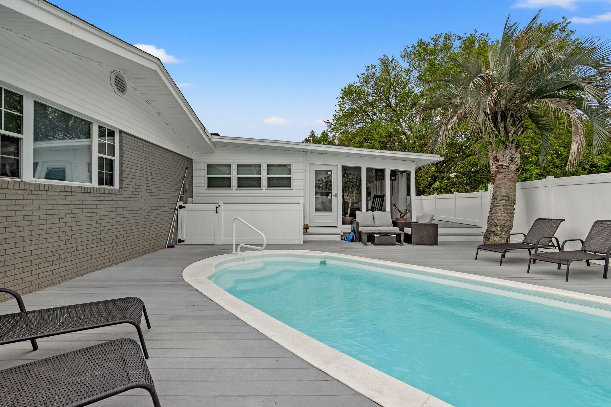 Property Photo: 16401 Castile Avenue FL 32413