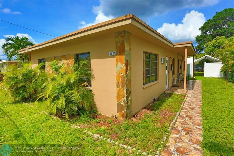 Property Photo: 1021 SW 24th Ave FL 33312