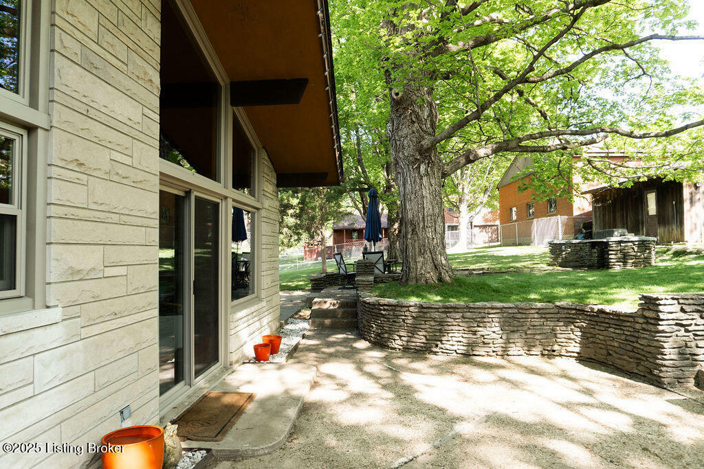 Property Photo: 6804 Old Briscoe Ln KY 40228
