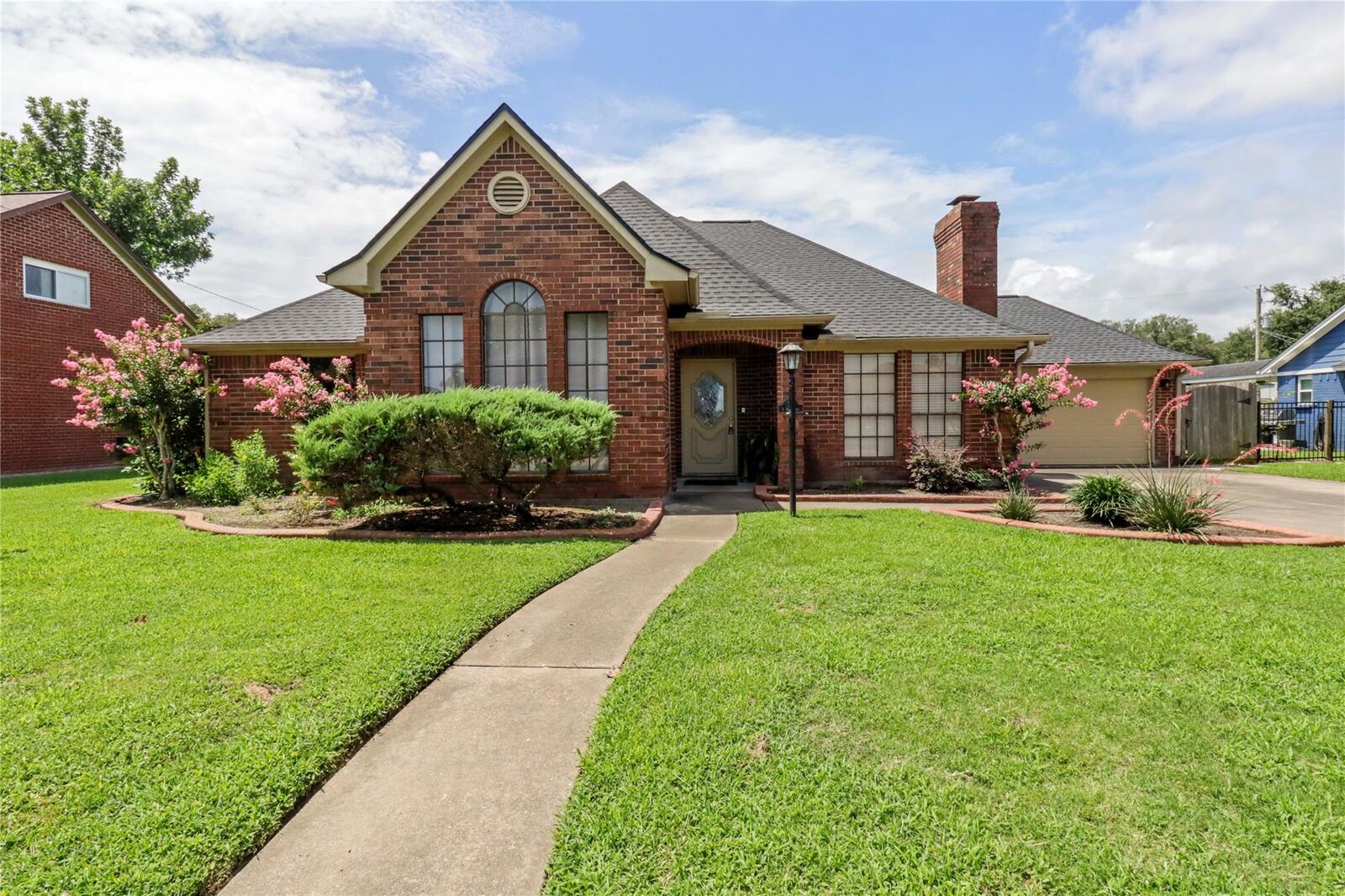 Property Photo:  37 N Erik Drive  TX 77515 