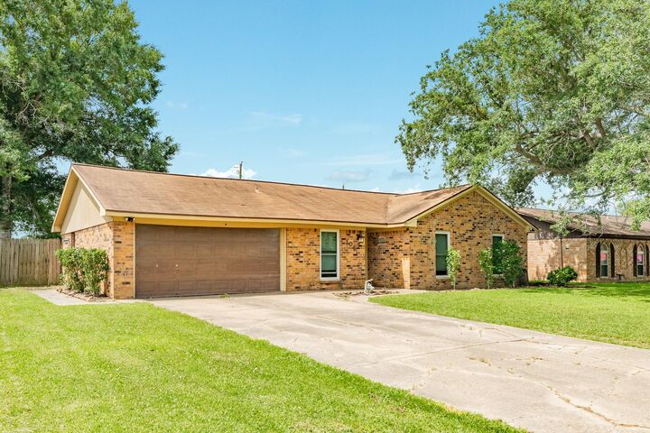 Property Photo: 104 Meadowlark Lane TX 77515