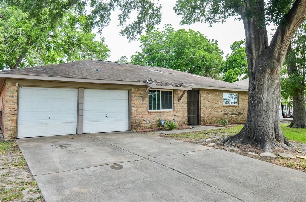 Property Photo:  5914 Newquay Street  TX 77085 