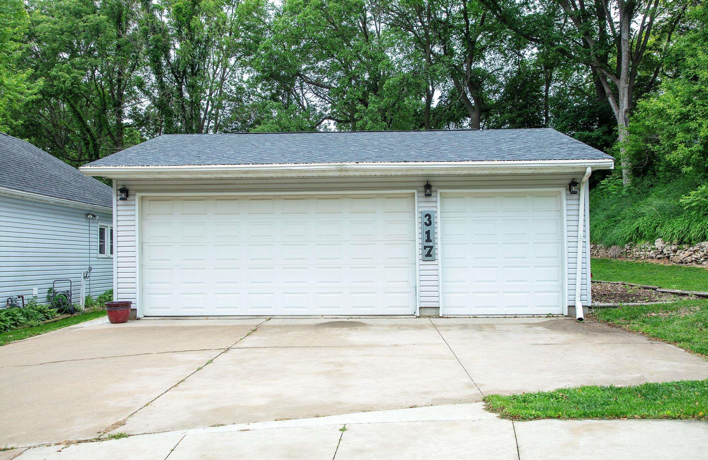 Property Photo: 317 4th St NE IA 50677