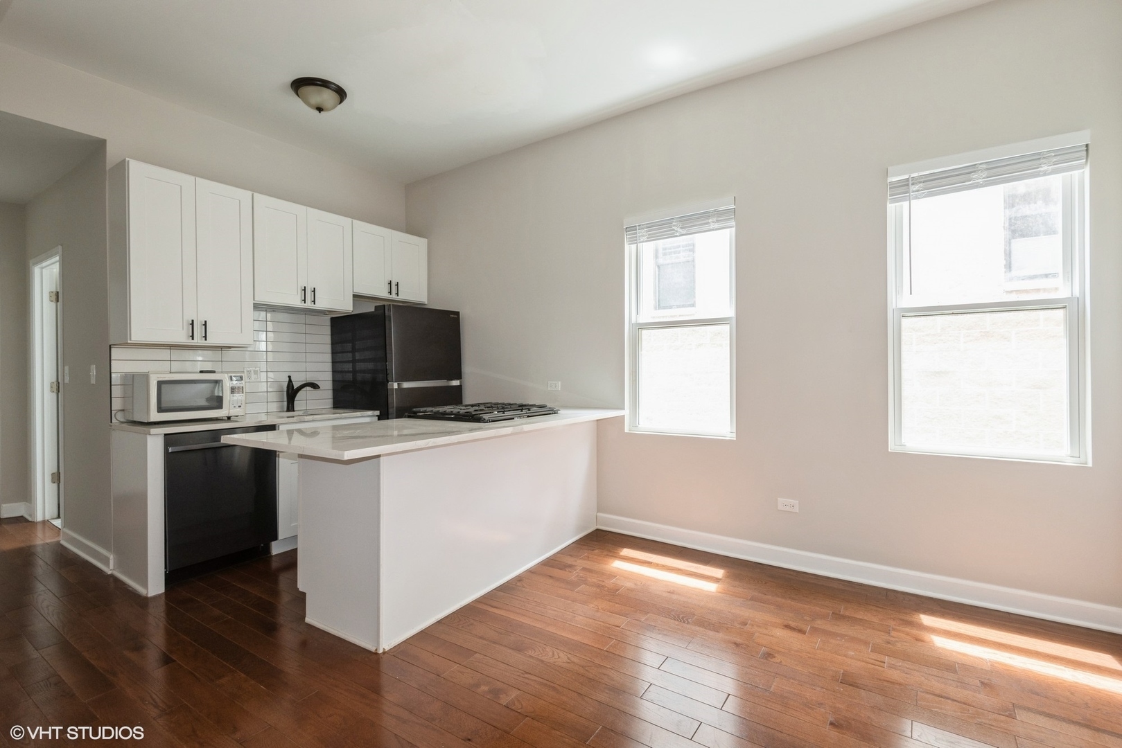 Property Photo:  3505 N Sheffield Avenue 2R  IL 60657 