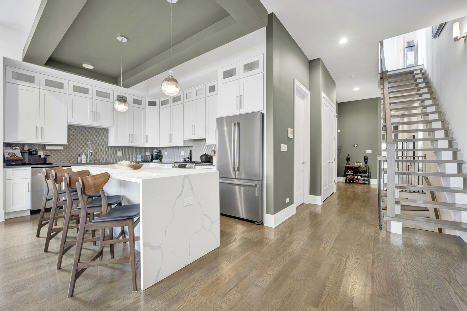 Property Photo: 4352 S Oakenwald Avenue 3 IL 60653