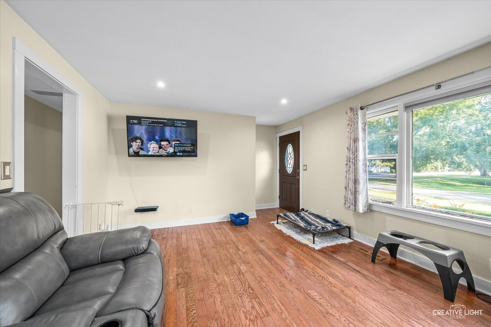 Property Photo:  26 E Tyler Street  IL 60543 
