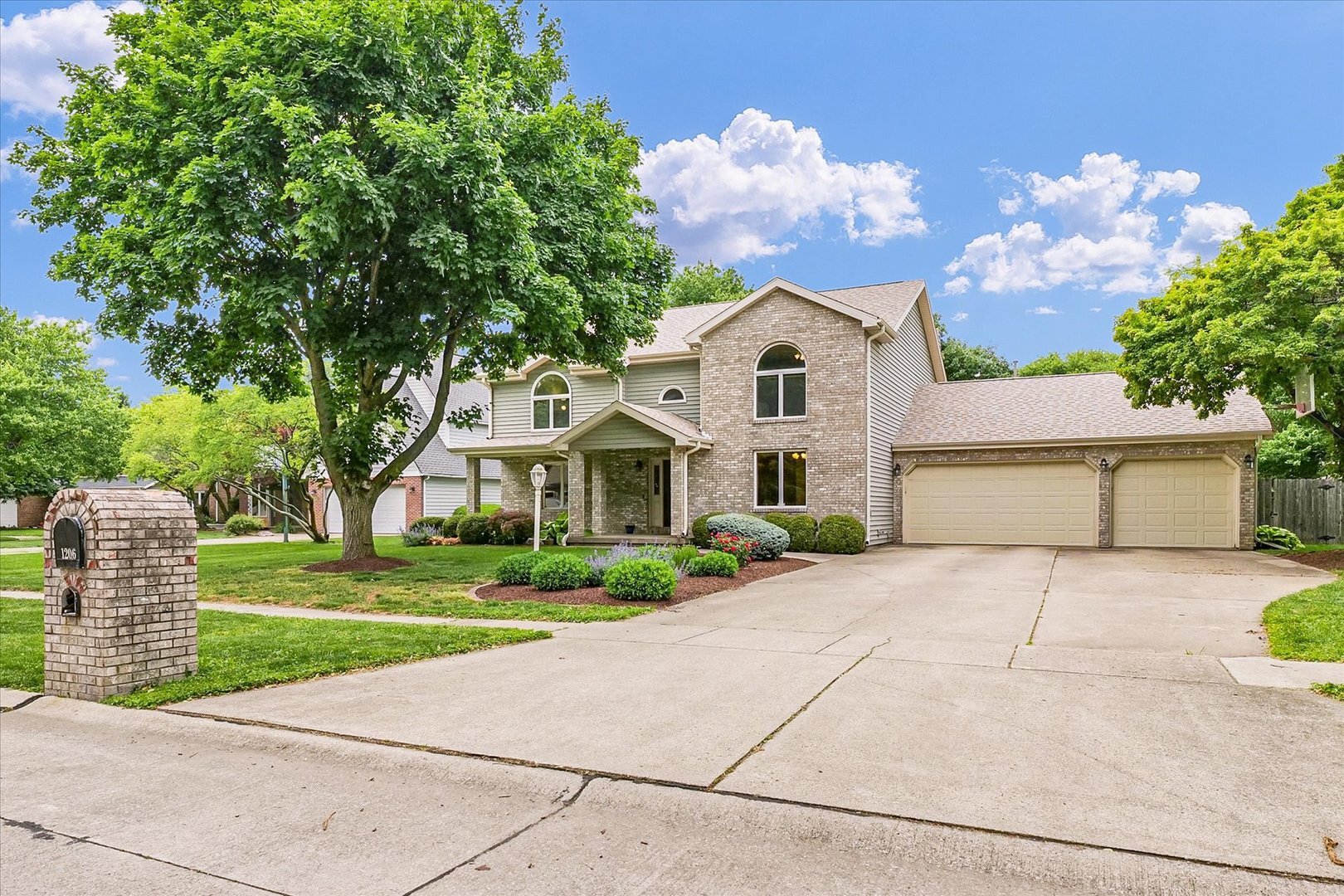 Property Photo: 1206 Wilshire Court IL 61821