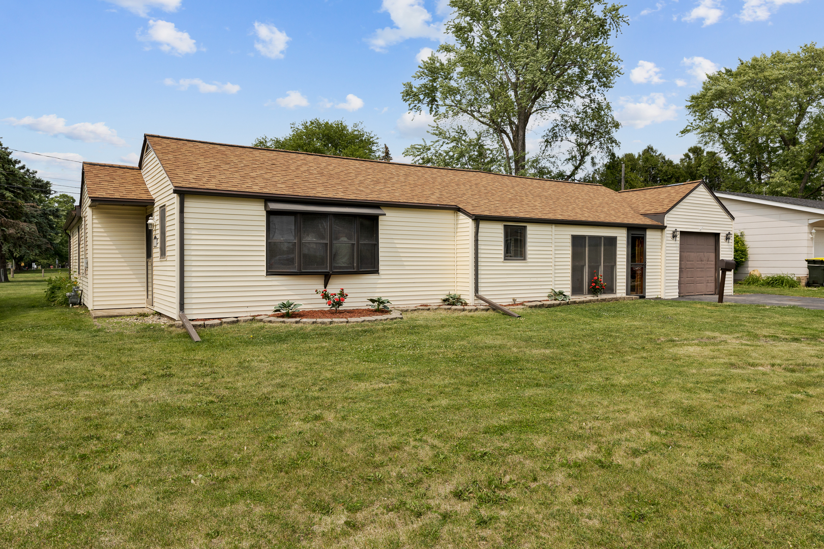 Property Photo: 510 S Sycamore Street IL 60135