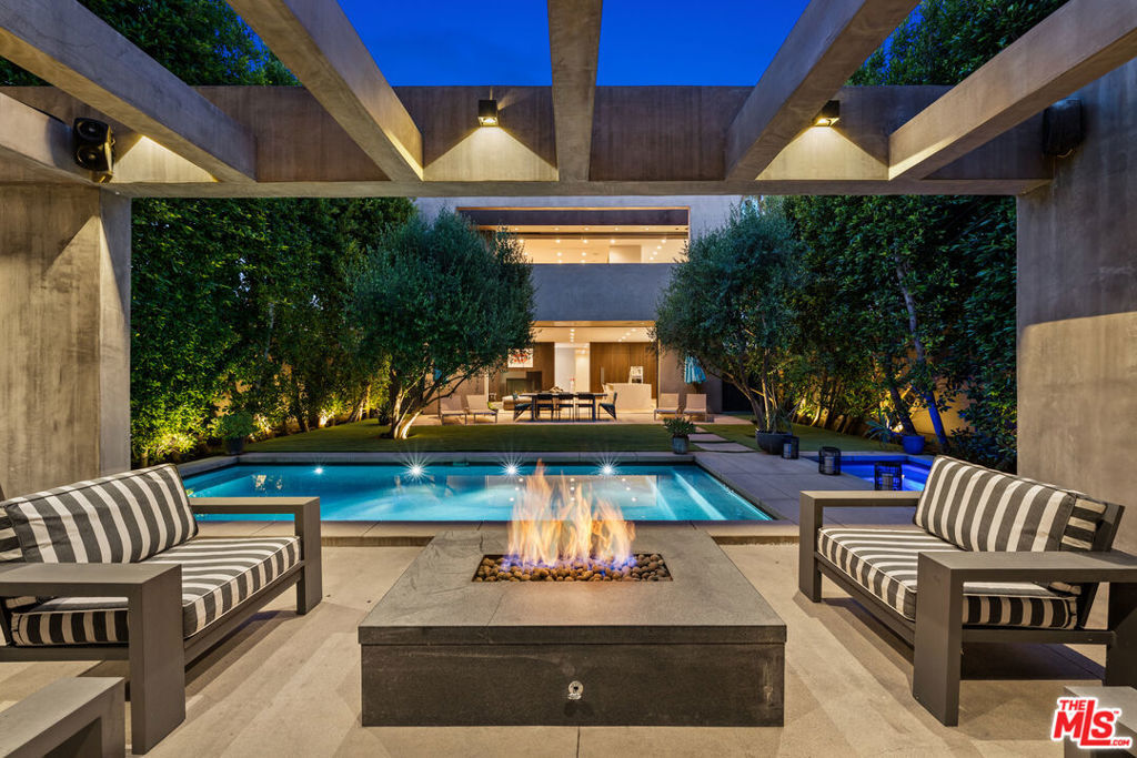 Property Photo:  607 N Alta Vista Boulevard  CA 90036 