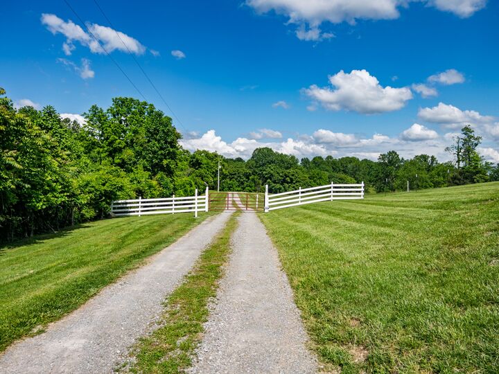 Property Photo: 904 Weeping Willow Rd TN 37075