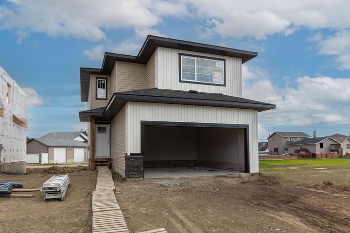 256 Augustus Way  Penhold AB T0M 1R0 photo