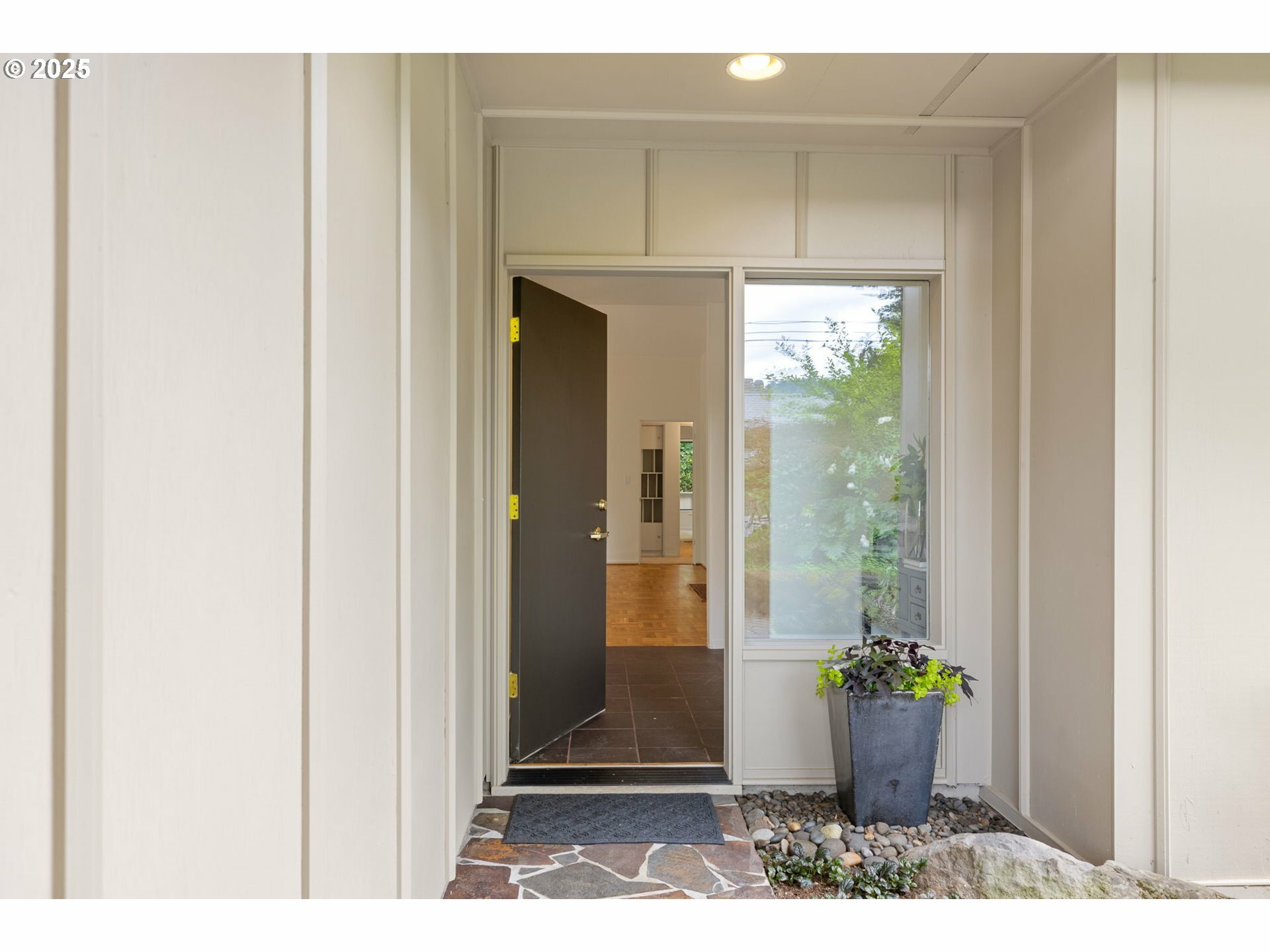 Property Photo: 589 Ridgeway Rd OR 97034