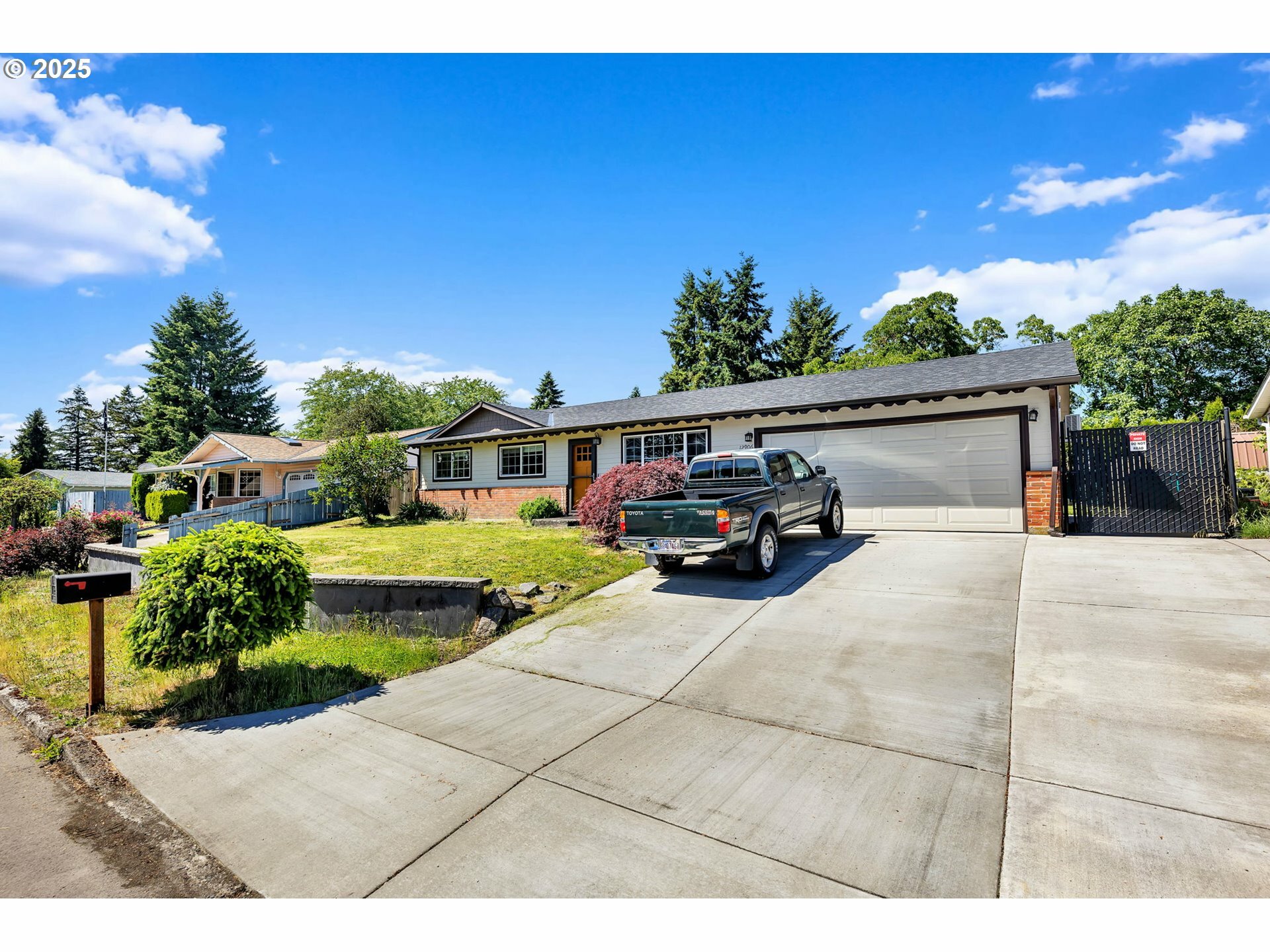 Property Photo: 12906 NE 71st St WA 98682