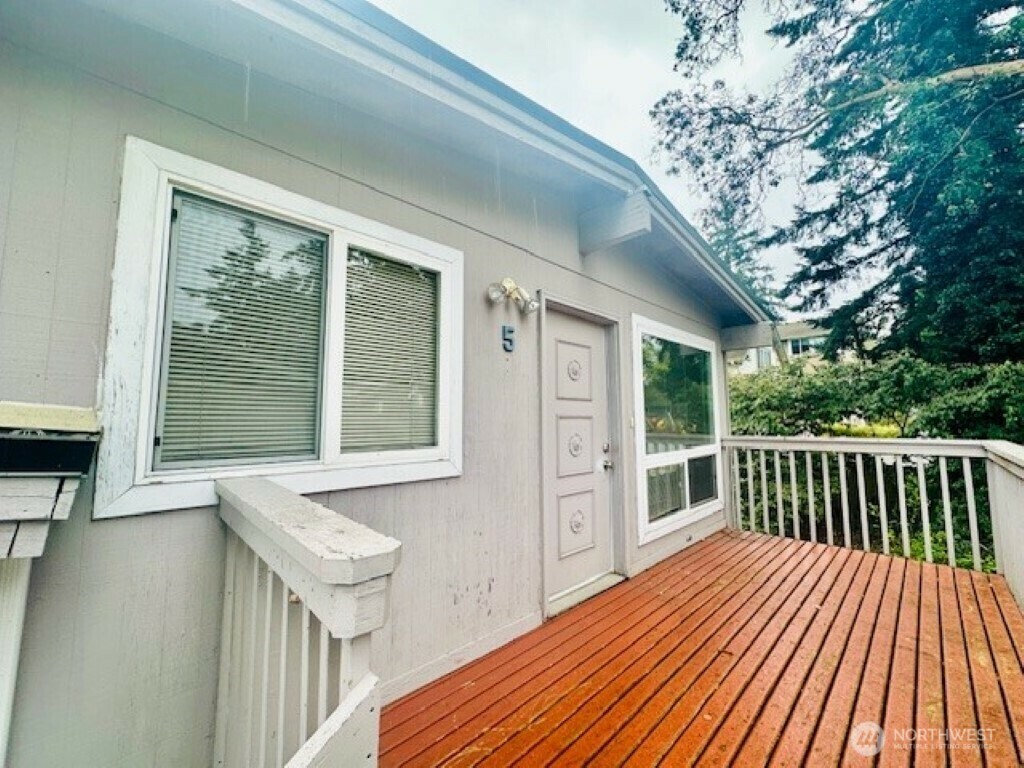 Property Photo: 11211 NE 68th Street 5 WA 98033