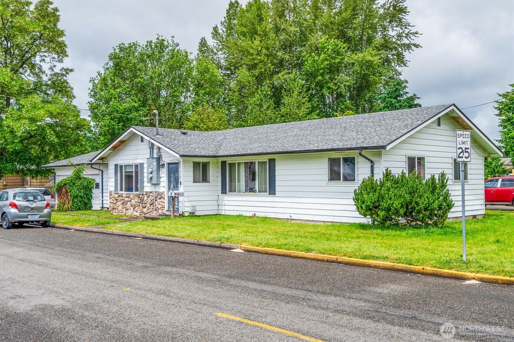 Property Photo: 405 Redpath Street WA 98626