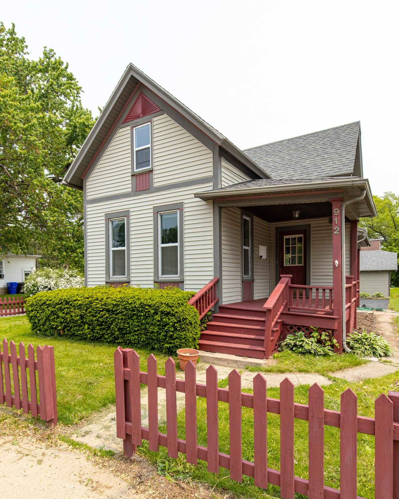 Property Photo: 912 N Richmond Street WI 54911