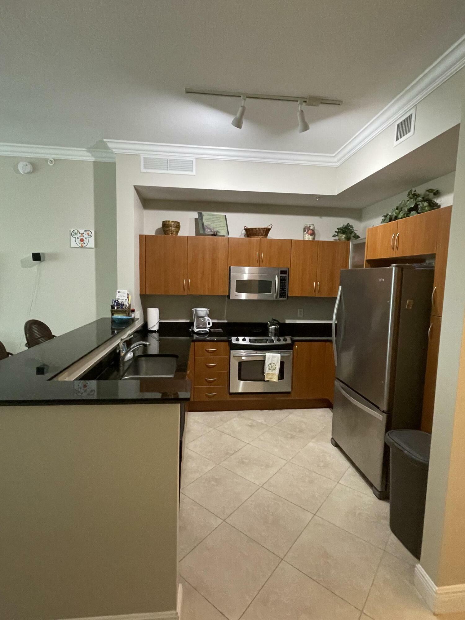 Property Photo: 806 E Windward Way E 623 FL 33462