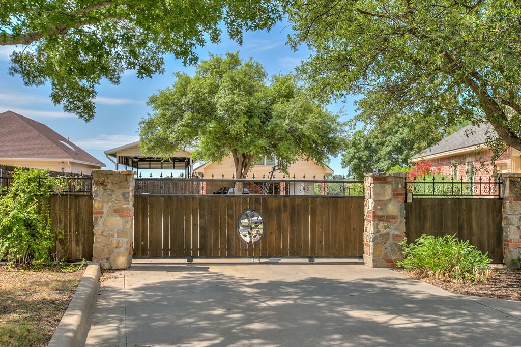 Property Photo: 630 Ashford Dr TX 76901