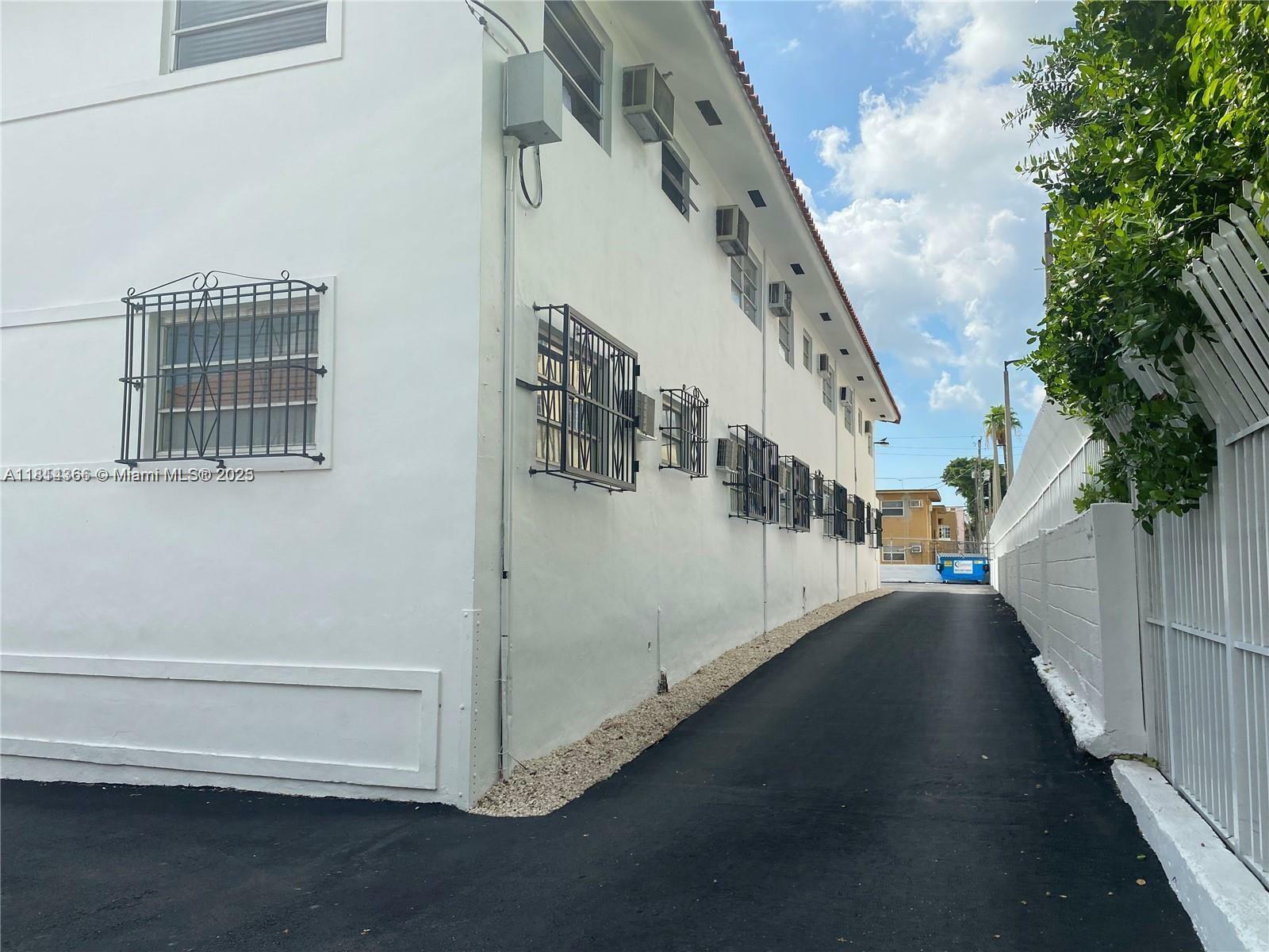 Property Photo: 1168 SW 3rd St 4 FL 33130