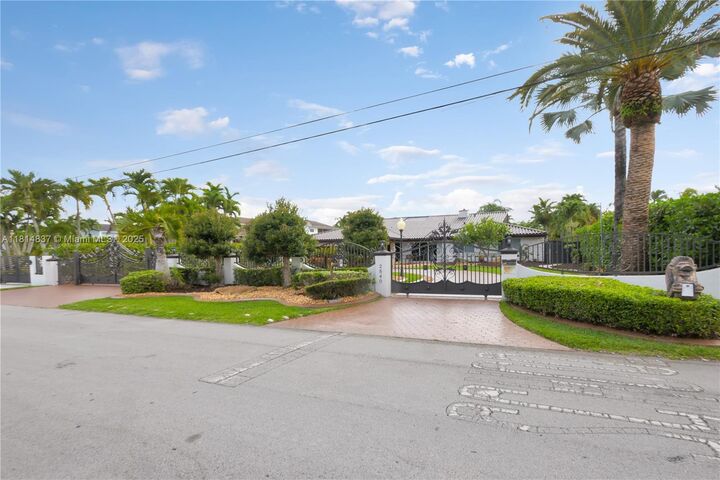 Property Photo:  2840 SW 128th Ave  FL 33175
