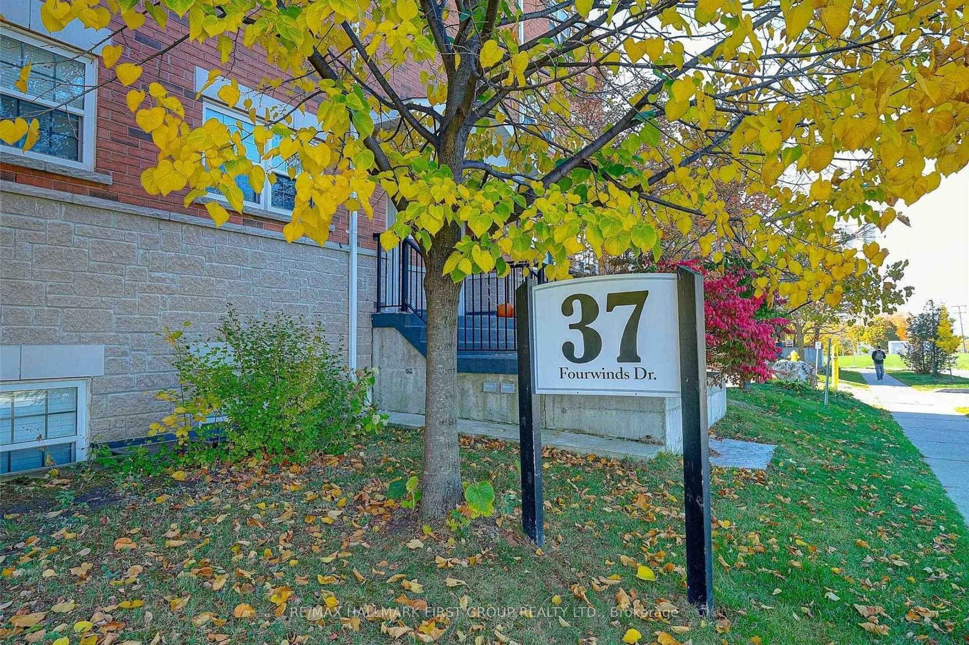 Property Photo: 37 Four Winds Drive 26 ON M3J 1K7