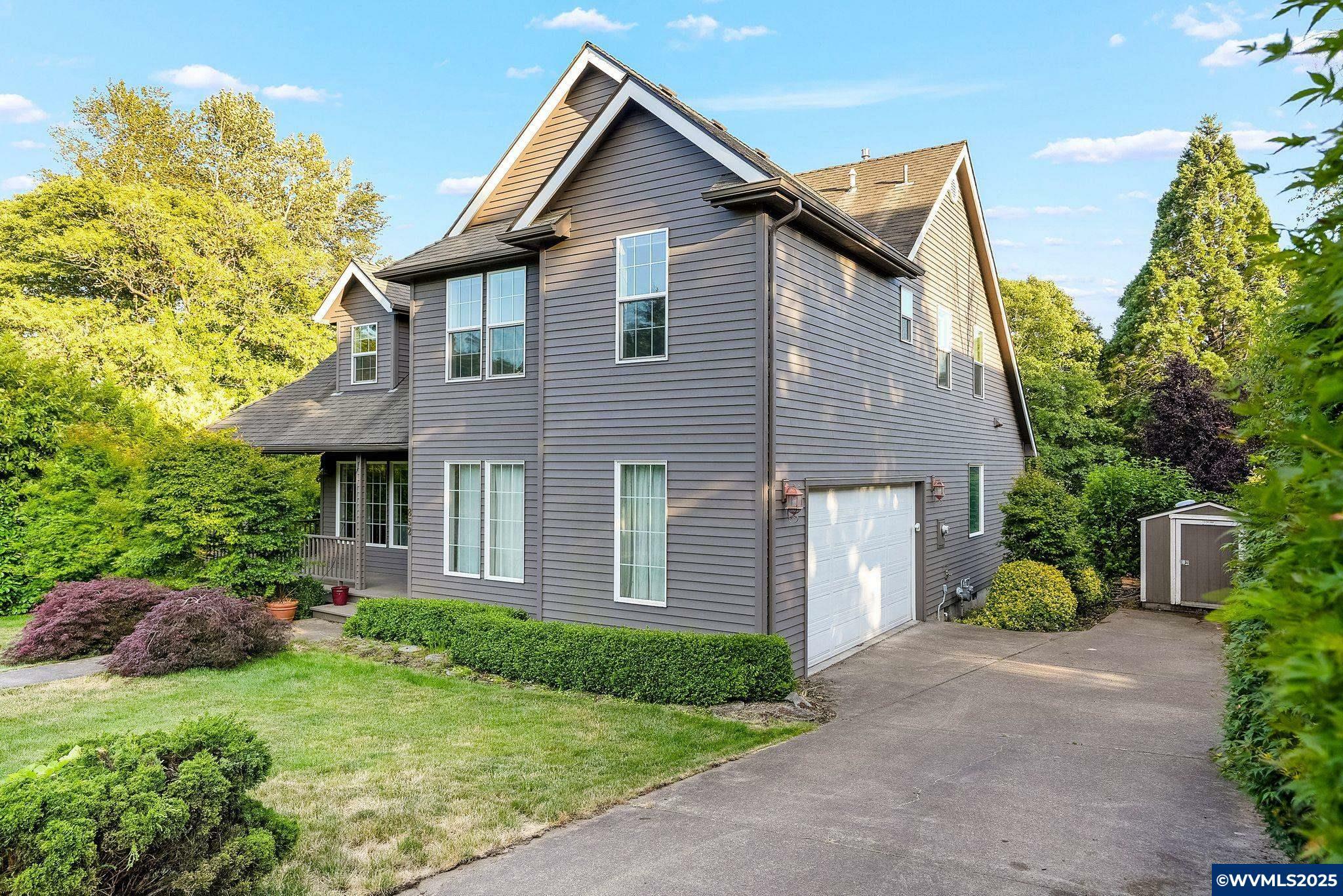 Property Photo: 852 Marilyn Dr OR 97370