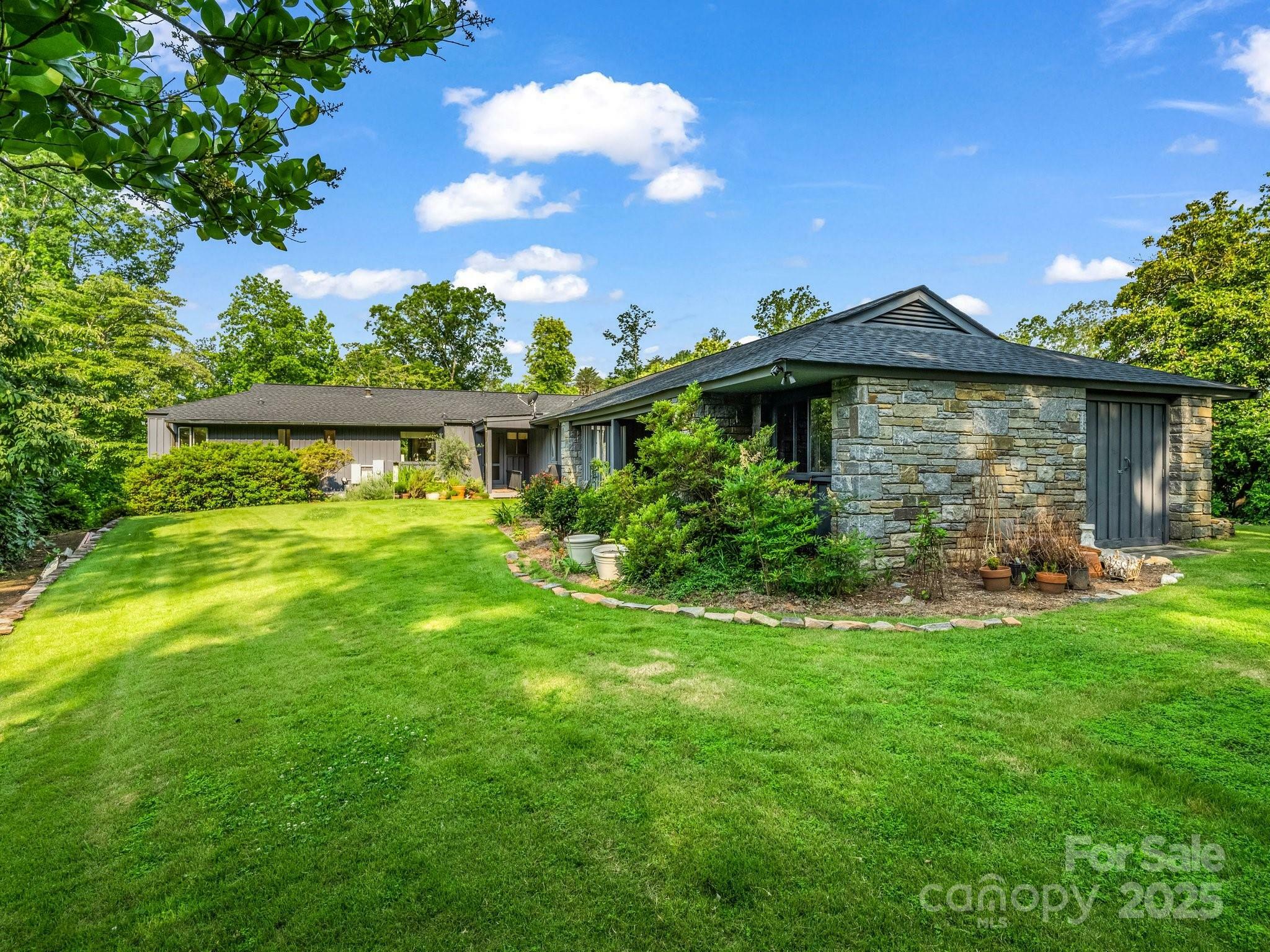 Property Photo: 11 Hearthstone Lane SC 29356