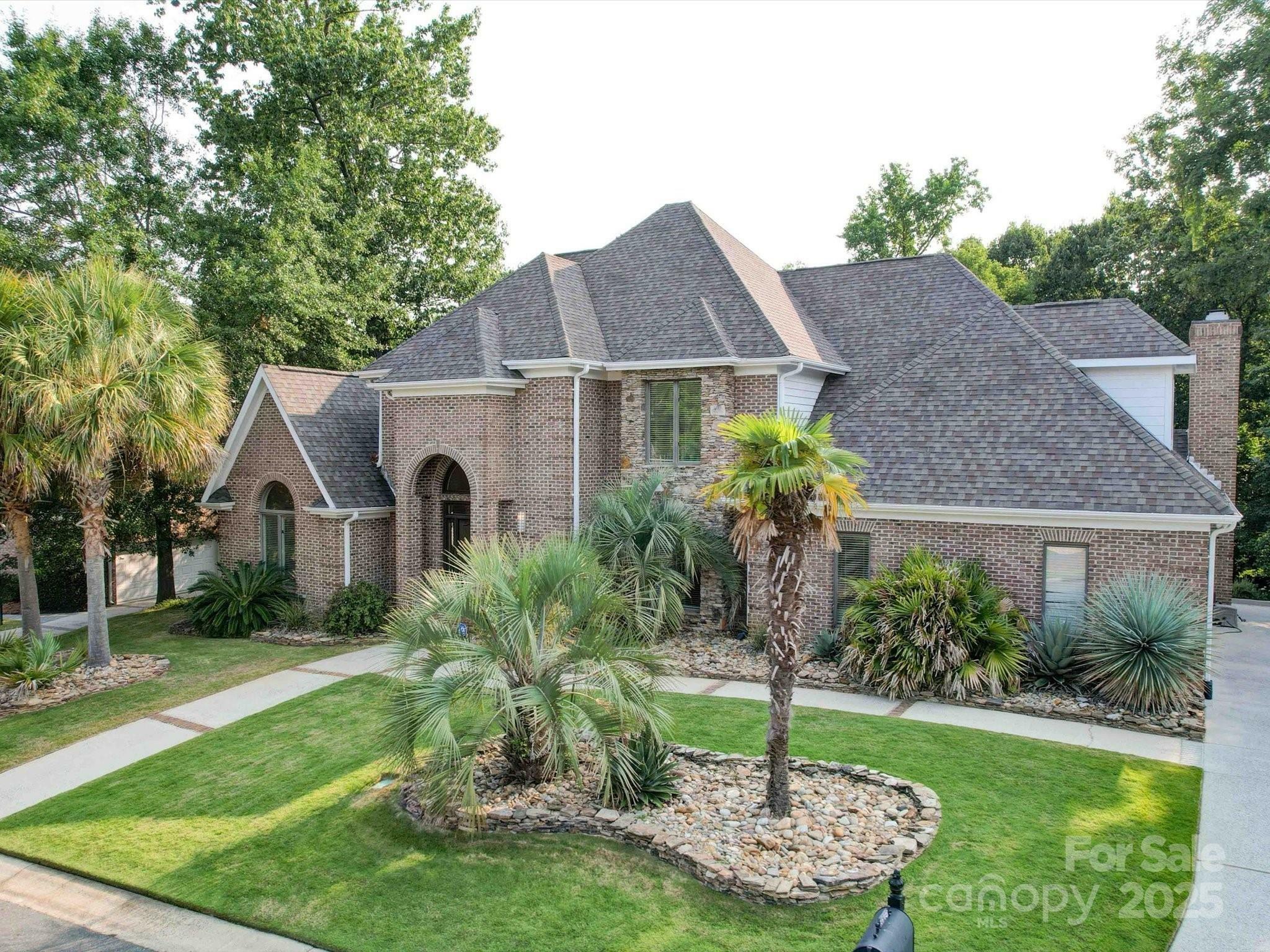 Property Photo: 15708 Eagleview Drive NC 28278