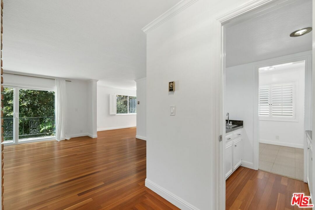 Property Photo:  404 San Vicente Blvd  CA 90402 