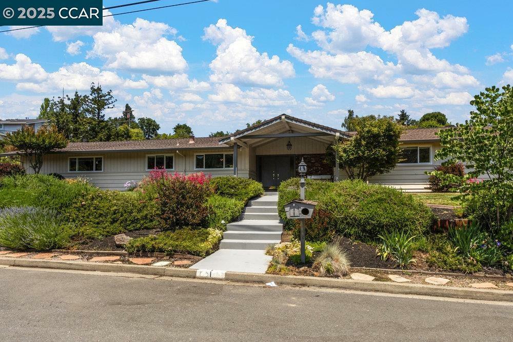 Property Photo: 1 Aspinwall Ct CA 94563