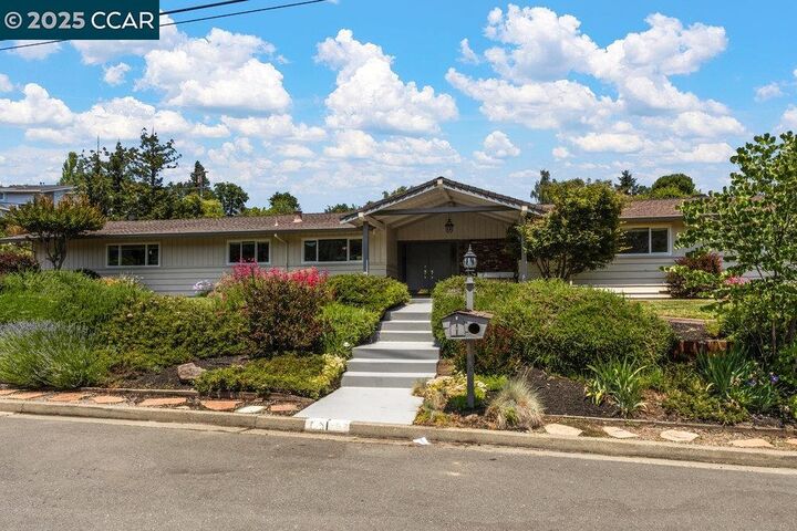 1 Aspinwall Ct  Orinda CA 94563 photo