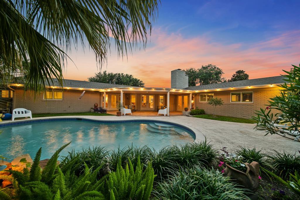 Property Photo: 1504 Bayou Homes Drive TX 77551