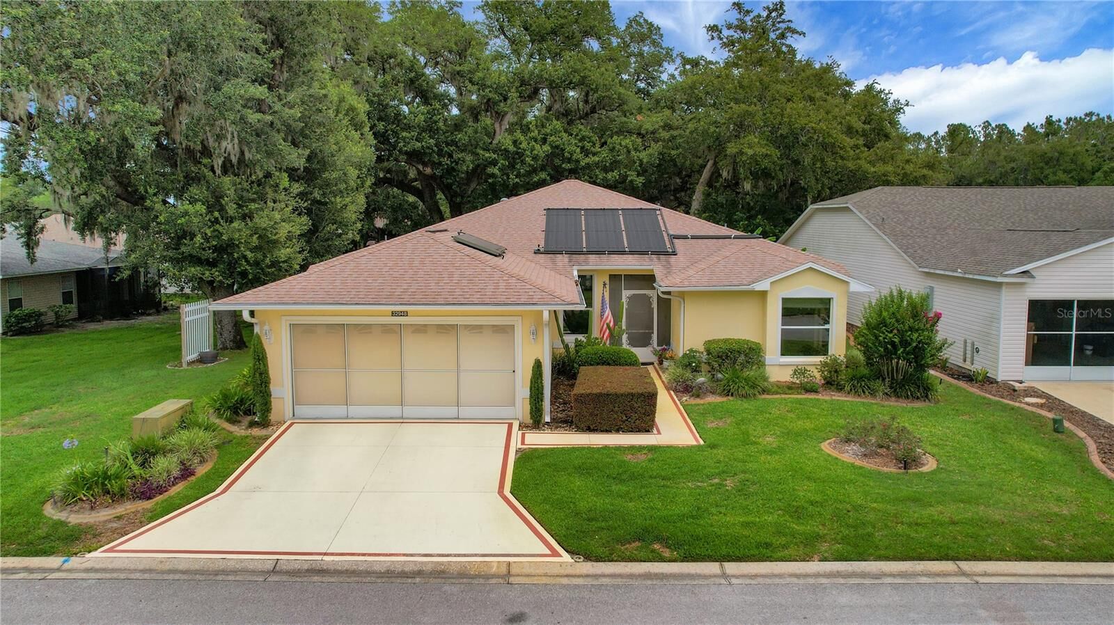 Property Photo:  32948 Rambling Oaks Court  FL 34748 